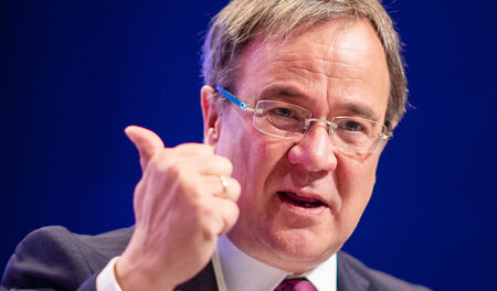 Armin Laschet (CDU), NRW-Ministerpräsident, verteidigte am Monta...