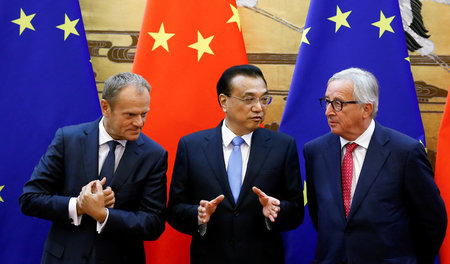 So öffnen wir die Märkte, scheint Li Keqiang (M.) Donald Tusk (l...