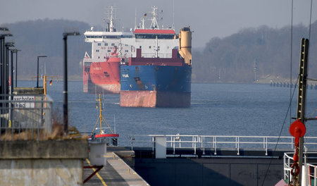 Der Nord-Ostsee-Kanal ist die am meisten befahrene künstliche Wa...