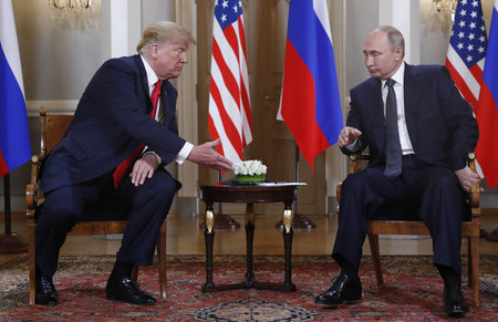 Für den Fotografen: US-Präsident Donald Trump streckt seinem rus...