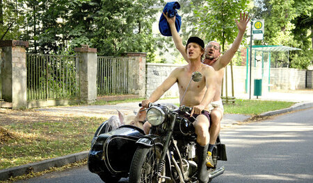 Huber (Golo Euler) und Imker Meier (Thorsten Merten) werden um i...