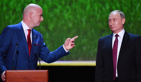 Alle sind zufrieden: FIFA-Präsident Gianni Infantino und der rus...