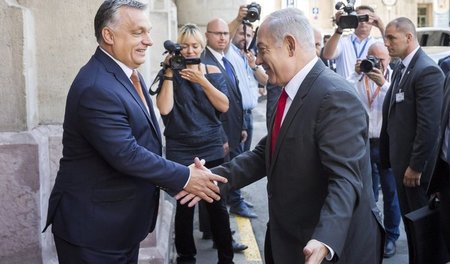 Ungarns Regierungschef Viktor Orban (l.) begrüßt den israelische...