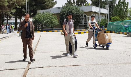 Ankunft in Afghanistan: Asylbewerber am Flughafen in Kabul nach ...