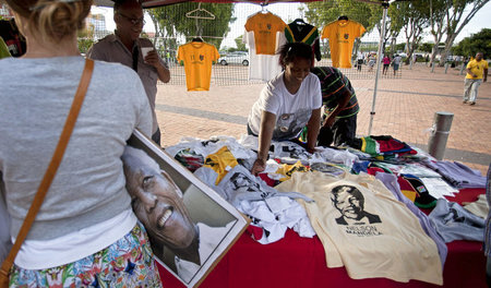 Beliebtes Motiv: Vor der Trauerfeier für Nelson Mandela verkauft...