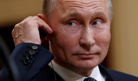 Russlands Präsident Wladimir Putin hört am Montag in Helsinki de...