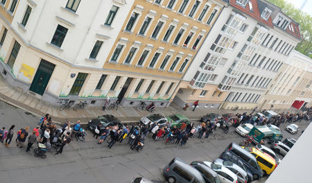 Kein Protestmarsch: Hunderte Menschen stehen in Leipzig Schlange... Kein Protestmarsch: Hunderte Menschen stehen in Leipzig Schlange...