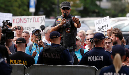Proteste gegen »Justizreform«: Demonstration vor dem polnischen ... Proteste gegen »Justizreform«: Demonstration vor dem polnischen ...