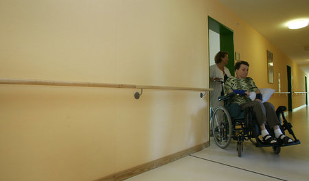 Von Tür zu Tür hasten: In den Pflegeheimen wächst die Arbeitsbel... Von Tür zu Tür hasten: In den Pflegeheimen wächst die Arbeitsbel...