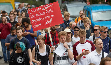 »Deutsche Waffen, deutsches Geld, morden mit in aller Welt«: Der... »Deutsche Waffen, deutsches Geld, morden mit in aller Welt«: Der...