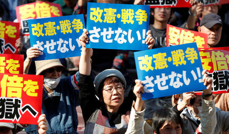 »Abe in den Knast«: In Tokio demonstrierten am 25. März Tausende...