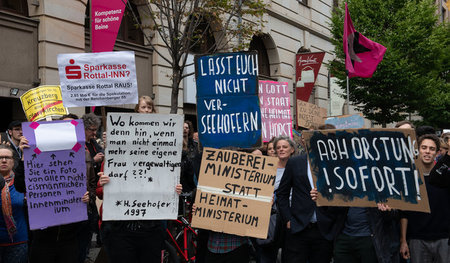 »Sofortige Abhorstung«: Demonstranten vor der bayerischen Landes...