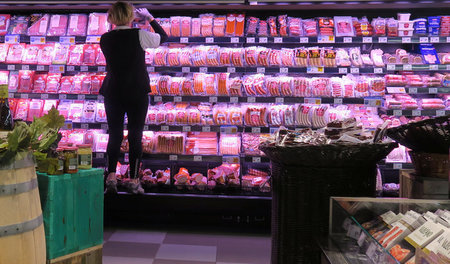 Gutgefüllte Kühlschränke: Fleisch- und Wurstprodukte in einem Wi...