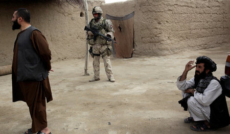 Unbeliebte Besatzer: Ein kanadischer NATO-Soldat in einem Dorf i...