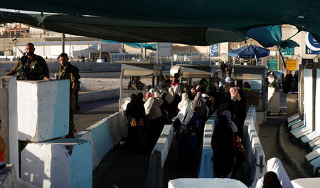 Palästinenser an einem israelischen Checkpoint nahe Ramallah (Ma...