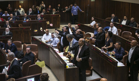 Arabische Abgeordnete der Knesset protestieren am Donnerstag geg...