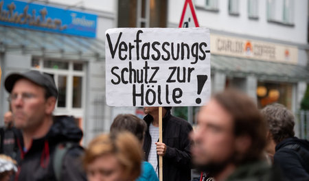 Man beobachtet sich gegenseitig: Herzhafte Wünsche für den Gehei...