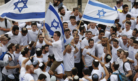 Israelische Jugendliche mit Nationalflaggen vor den Toren der Je...