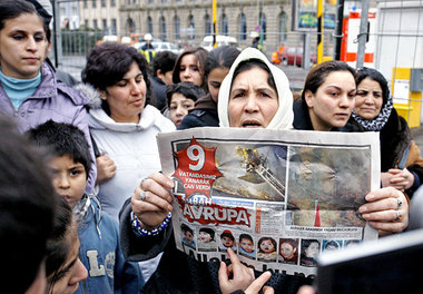 Güler Güldane, die bei dem Feuer Angehörige verlor, am Dienstag ... Güler Güldane, die bei dem Feuer Angehörige verlor, am Dienstag ...