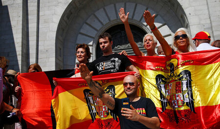 Mit Hitlergruß für Franco: Neofaschisten am 15. Juli im »Tal der...