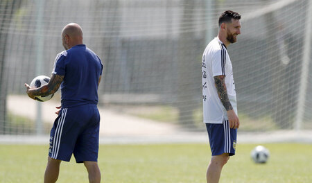 Der ehemalige Trainer der argentinischen Elf, Jorge Sampaoli (l....