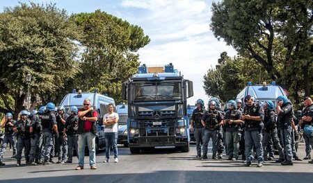 Polizisten bereiten sich auf die Räumung eines von Flüchtlingen ...