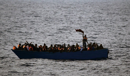 Hilferuf auf See: Flüchtlinge aus Afrika in einem Boot auf dem M...