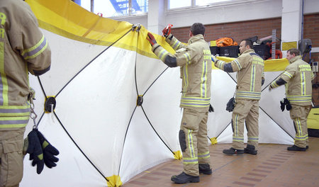 Feuerwehr mit Sichtschutz gegen aggressive Gaffer: »Das verrohte...