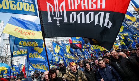 Protest gegen Oligarchen: Faschistische Gruppen demonstrieren am...