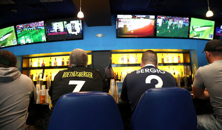 Ein Milliardengeschäft, jetzt legal: Spieler in einer Wettbar in...