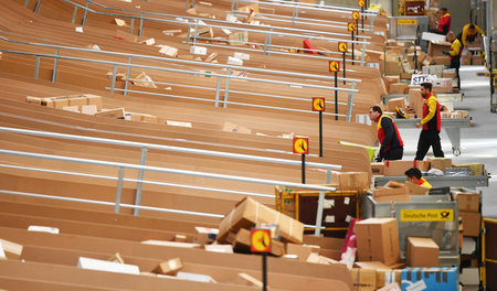 Den Arbeitern wird alles abverlangt. DHL-Zustellbasis in Kleinma...