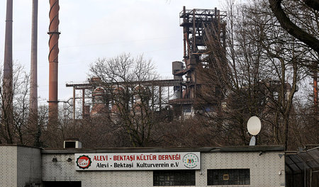 Ungewisse Zukunft. Blick aus Duisburg-Marxloh auf ein Stahlwerk ...