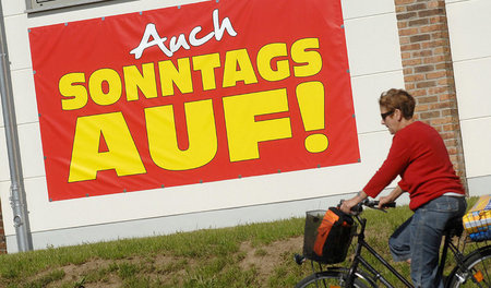 Auf dem Weg zur Arbeit oder zum Strand? Die Sonntagsöffnung im H...