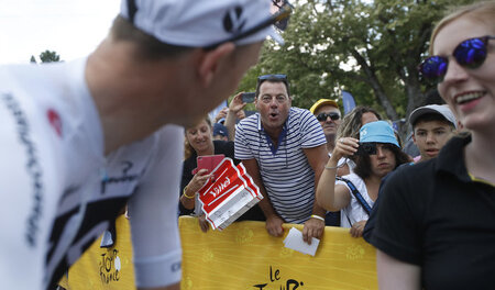 Chris Froome (l.) wird vor dem Start der 15. Etappe am Sonntag i...