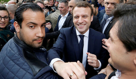 An der Seite des Präsidenten: Alexandre Benalla (l) bei der Absi...