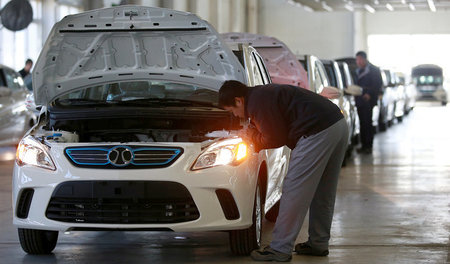 Arbeiter produzieren Elektroautos für die staatliche chinesische...