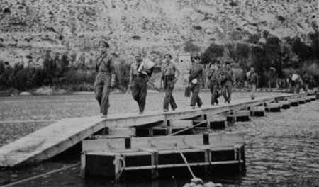 Kämpfer der Spanischen Republik bei der Überquerung des Ebro End...
