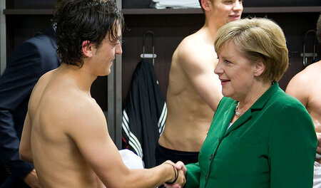 Politikertreffen mit Mesut Ösil: Hier Angela Merkel nach dem EM-...