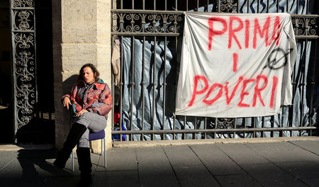 »Die Armen zuerst«: Protestbanner gegen Räumungen (Basilica des ...