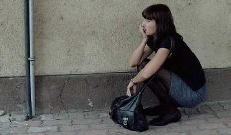 Nadja (Margita Gosheva) sucht verzweifelt einen Weg, um die Zwan...