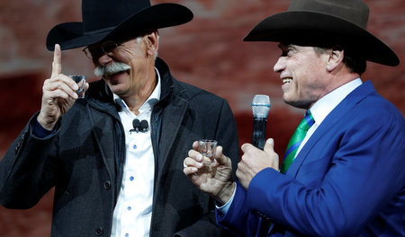 Yeeha! Daimler-Boss Dieter Zetsche (l.) mit dem früheren Gouvern...
