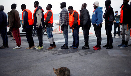 Aus Seenot im Mittelmeer Gerettete im Hafen von Motril, Spanien,...