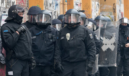 Martialisch kann die Polizei: Wohnungsdurchsuchungen in voller A...