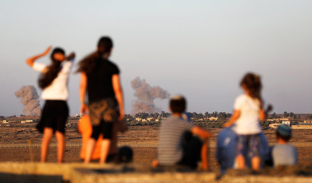 Explosion in entmilitarisierter Zone: Rauch steigt im syrischen ...