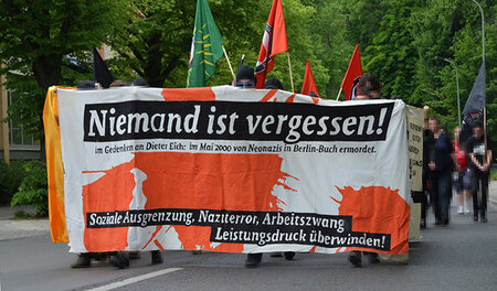 Linke Gruppen demonstrieren Solidarität mit wohnungslosen Mensch...