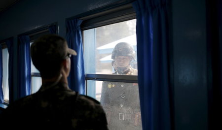 Zwei koreanische Soldaten von zwei unterschiedlichen Armeen beob...