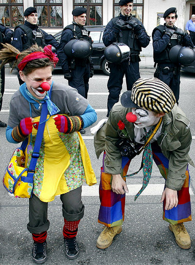 München im Februar 2007: Clowns Army im Einsatz