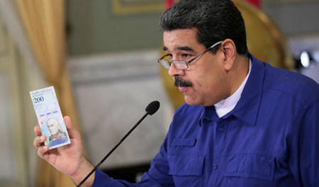 Nullen gestrichen: Nicolás Maduro bei der Vorstellung der neuen ...