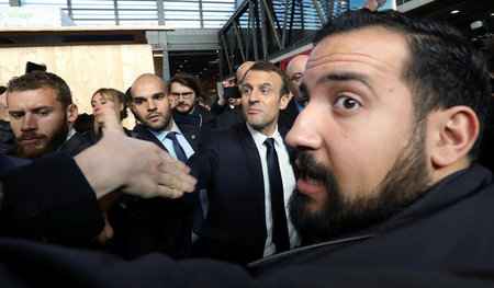 Der »Mitarbeiter« im Einsatz: Diesmal schlägt Alexandre Benalla ...