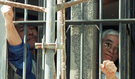 Der Filmregisseur Masao Adachi (r.) unterstützte als Mitglied de...